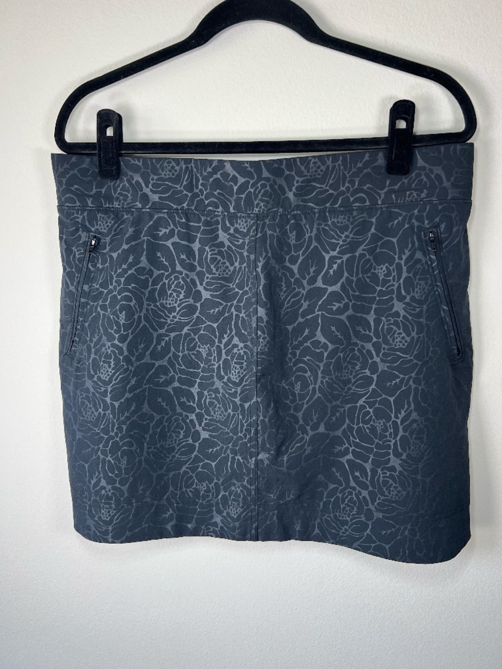 Orvis Travel Skort Skirt Black Rose Embossed Pockets  Stretch Athleisure Golf Lg